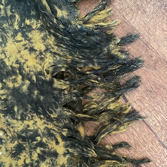 NWT gold, gray and white sarong with fringe. One size. - Picture 5 of 9